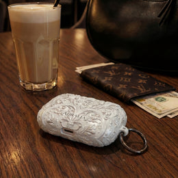 Estuche Damasco en Relieve para AirPods — Funda Protectora Ornamental Vintage
